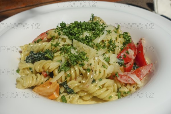 Spiral noodles, fusilli, noodle dish of the day, spinach, cherry tomatoes, cocktail tomatoes, vine tomatoes, herbs, cheese, vegetarian, cream sauce, pasta, food photography, Caro's restaurant, restaurant, Tübingen, Baden-Württemberg, Germany