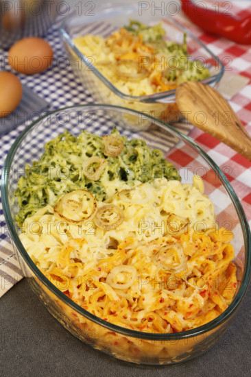 Swabian cuisine, spaetzle casserole, three types of spaetzle baked with cheese, classic spaetzle, with spinach and red pepper, pastry, typical Swabian, from the oven, casserole dish, traditional cuisine, vegetarian, food photography, studio, Germany