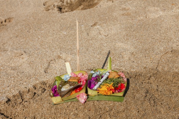 Canang Sari is a Balinese offering that expresses Wasa (God) or the creators of life to Sang Hyang Widhi. The offerings are used to balance and maintain peace on earth, between good and evil, between gods and demons, between heaven and hell