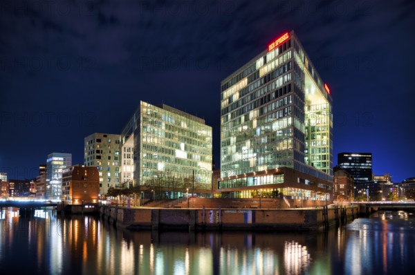 Night view, publishing house Der Spiegel, lettering, mirror building, Hafencity, Ericusspitze, Elbe, Free and Hanseatic City of Hamburg, Germany