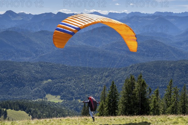 Paragliders starting at Brauneck, Bavarian Prealps, Isarwinkel, Lenggries, Upper Bavaria, Bavaria, Germany