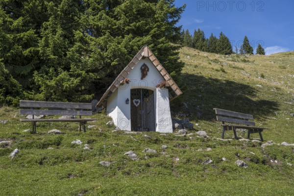 Chapel and two benches, Brauneck, Bavarian Prealps, Isarwinkel, Lenggries, Upper Bavaria, Bavaria, Germany