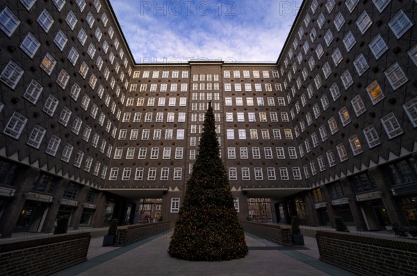 Christmas tree in Sprinkenhof, Kontorhaus, brick expressionism, Kontorhausviertel, Free and Hanseatic City of Hamburg, Germany