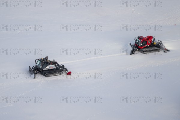 Two snow groomers level ski slopes, Hochbrixen in winter, Skiwelt Wilder Kaiser Brixental, Tyrol, Austria