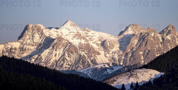 Summits of the Loferer Steinberge in the evening light in winter, Hochbrixen, Brixen im Thale, Tyrol, Austria
