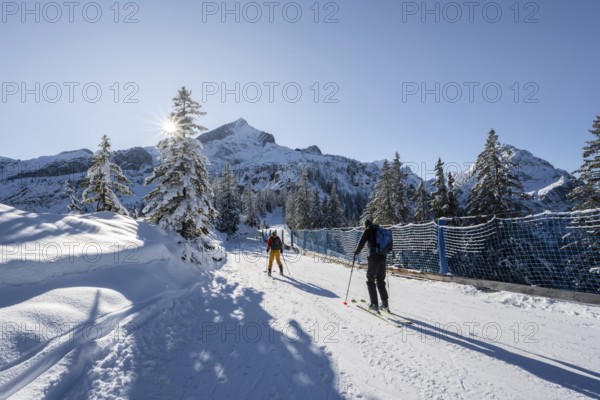 Ski tourers in snowy mountain scenery in the Garmisch Classic ski area, view of the Alpspitze summit, ascent to the Längenfelderkopf, Wetterstein Mountains, Garmisch-Partenkirchen, Bavaria, Germany