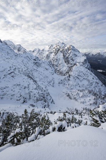 View of snowy Waxenstein, view from Längenfelderkopf in winter, Wetterstein Mountains, Garmisch-Partenkirchen, Bavaria, Germany
