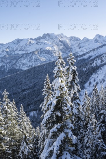 Snowy mountain landscape, ascent to Längenfelderkopf, view of Dreitorspitze, Wetterstein Mountains, Garmisch-Partenkirchen, Bavaria, Germany