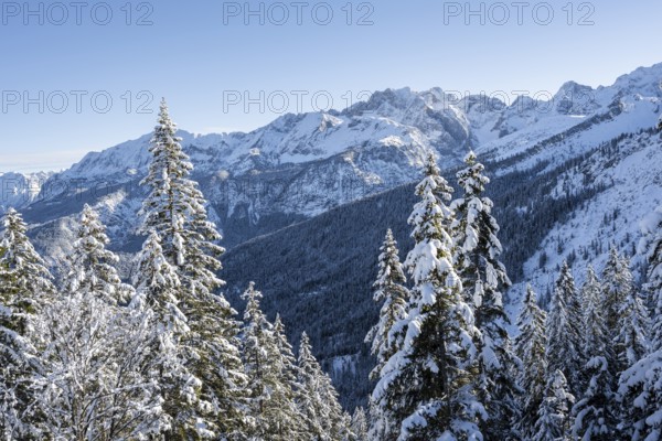 Snowy mountain landscape, ascent to Längenfelderkopf, view of Dreitorspitze, Wetterstein Mountains, Garmisch-Partenkirchen, Bavaria, Germany