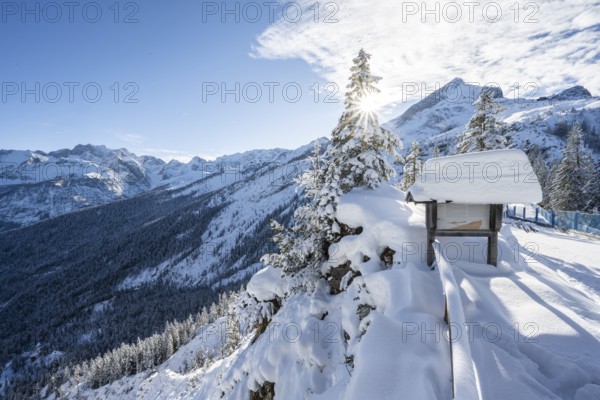 Guide on the hiking trail in winter, view of snow-covered mountain landscape with Alpspitz mountain summit, ascent to Längenfelderkopf, with sun star, Wetterstein Mountains, Garmisch-Partenkirchen, Bavaria, Germany