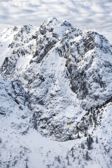 View of snow-covered Waxenstein, with yellow Alpspitzbahn gondola, view from Längenfelderkopf in winter, Wetterstein Mountains, Garmisch-Partenkirchen, Bavaria, Germany