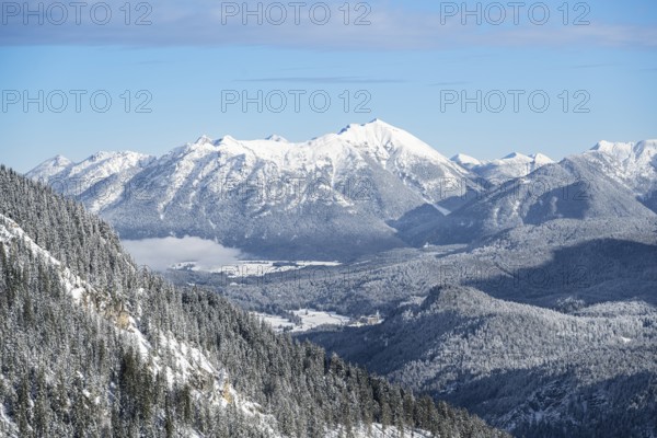 Snowy mountain landscape with peaks of the Ester Mountains and Soiern Group, ascent to Längenfelderkopf, in winter, Wetterstein Mountains, Garmisch-Partenkirchen, Bavaria, Germany