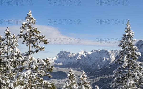 Snowy mountain landscape, view of Karwendel mountain range summit, ascent to Längenfelderkopf, in winter, Wetterstein Mountains, Garmisch-Partenkirchen, Bavaria, Germany