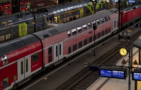 Interior view, RE, regional express, trains, tracks, platform, travelers, main station, Free and Hanseatic City of Hamburg, Germany