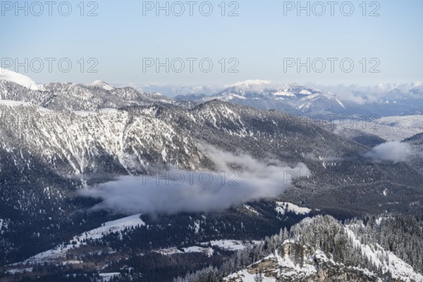 View of snowy mountain landscape, view from Längenfelderkopf in winter, Wetterstein Mountains, Garmisch-Partenkirchen, Bavaria, Germany