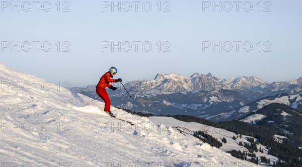 Skiers, downhill Hohe Salve, back Loferer Steinberge, SkiWelt Wilder Kaiser Brixenthal, Hochbrixen, Tyrol, Austria