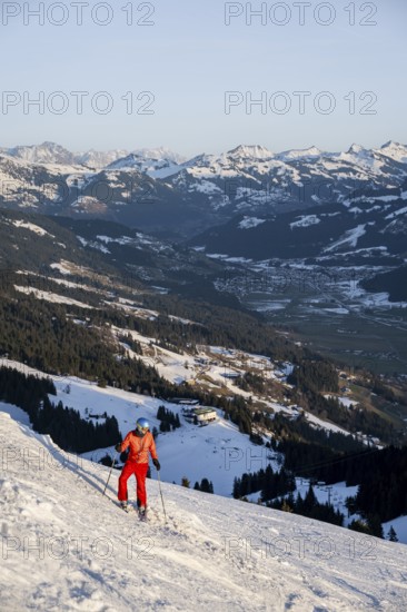 Skiers, Hohe Salve downhill, view over Brixental, SkiWelt Wilder Kaiser Brixenthal, Hochbrixen, Tyrol, Austria