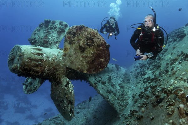 Diver and diver explore wreck, shipwreck, propeller, ship propeller, Salem Express, ferry, Port Safaga, Red Sea, Egypt