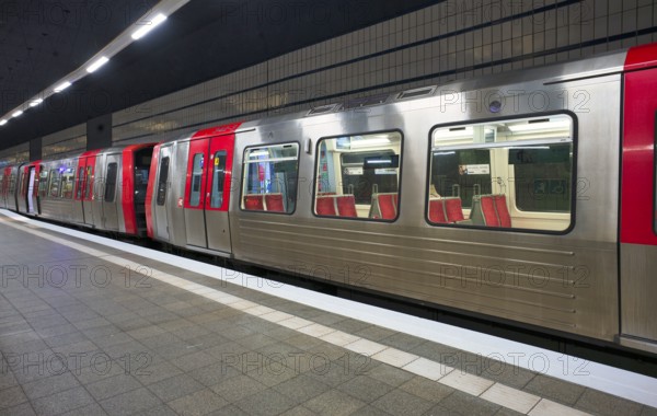 Steinstraße underground station, underground train, empty platform, stop, train station, subway, public transport, HVV, Hamburger Verkehrsverbund, Hochbahn, local transport, Free and Hanseatic City of Hamburg, Germany