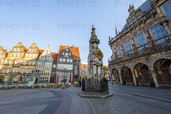 Landmark Bremen Roland, Roland statue on the market square, in the morning light, Altstadt, Bremen, Germany