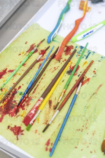 Colourful brushes and toothbrushes on a table, connected to an art project, Weihnachtsbacken, Haselstaller Hof, Wildberg, Germany