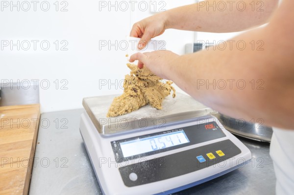 Hands weigh dough on a digital scale, weight is shown, Christmas baking, Haselstaller Hof, Wildberg, Germany
