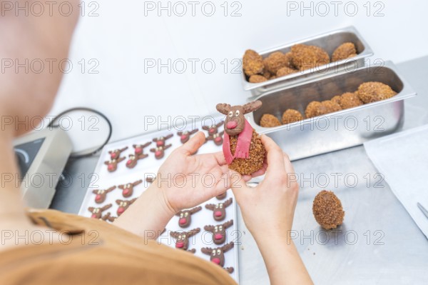 Person molds handmade reindeer chocolate with red decorations, Christmas baking, Haselstaller Hof, Wildberg, Germany