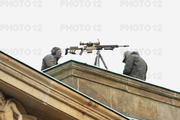 Police scope shooter on the roof of the new guard. - Memorial Day Wreath laying for victims of war and tyranny, Neue Wache, Berlin, 16.11.25