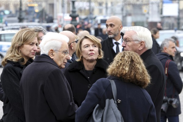 Discussion Laura Mattarella, H.E. Sergio Mattarella President of the Italian Republic, Elke Büdenbender and Federal President Frank-Walter Steinmeier - Memorial Day Wreath laying for victims of war and tyranny, Neue Wache, Berlin, 16.11.25