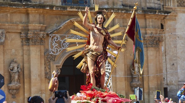 Scigli, Easter Sunday, statue of the Resurrected Christ, solemn statue of Christ in front of a church surrounded by people and decorations, Baroque towns of Sicily, Baroque corner of Sicily, late Baroque towns of the Val di Noto, UNESCO World Heritage Site, Sicily, Italy