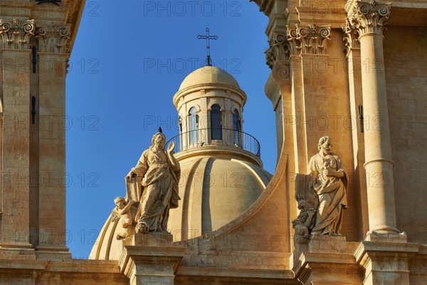Noto, detailed view of a cathedral with elaborate statues and architecture, Baroque towns of Sicily, Baroque corner of Sicily, late Baroque towns of Val di Noto, UNESCO World Heritage Site, Sicily, Italy
