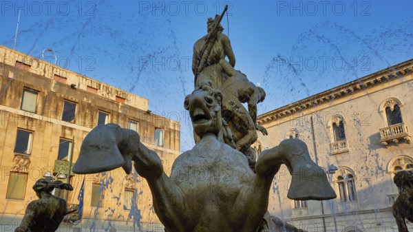 Fontana di Diana, the Fountain of Diana, Syracuse, Majestic fountain with mythological sculpture in the midst of an urban landscape, Baroque towns of Sicily, Baroque corner of Sicily, late Baroque towns of the Val di Noto, UNESCO World Heritage Site, Sicily, Italy
