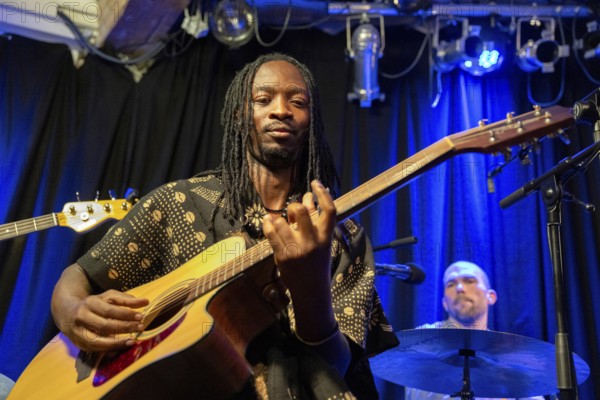 KABUMBAYI JOH, singer, producer and multi-instrumentalist, Congo, KABUMBAYI JOH & band, African Acoustic Pop Music, live on 15.11.2025 at Greve Studio, Berlin, Germany < english> KABUMBAYI JOH, singer, producer and multi-instrumentalist, Congo, KABUMBAYI JOH & Band, African Acoustic Pop Music, live on November 15, 2025 at Greve Studio, Berlin, Germany