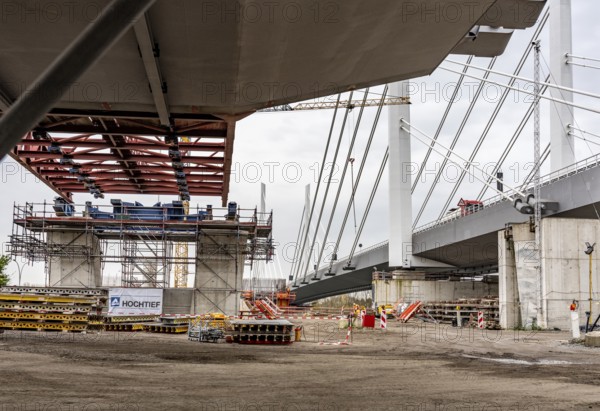 Propulsion of the 2nd bridge structure of the A40 Neuenkamp bridge, in Duisburg-Homberg, pillars and cables of the new motorway bridge across the Rhine near Duisburg, North Rhine-Westphalia, Germany