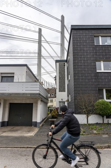 Residential buildings, directly on the A40 Neuenkamp bridge, in Duisburg-Homberg, pillars and cables of the new motorway bridge across the Rhine near Duisburg, construction phase of the 2nd bridge structure, North Rhine-Westphalia, Germany