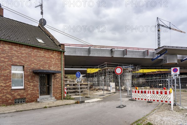 Residential buildings, directly on the A40 Neuenkamp bridge, in Duisburg-Homberg, inclined ropes of the new motorway bridge across the Rhine near Duisburg, construction phase of the 2nd bridge structure, North Rhine-Westphalia, Germany