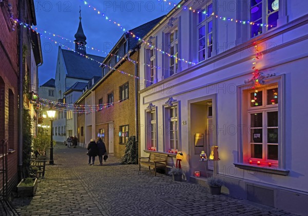 Tastefully decorated Tiefstraße in the evening with St. Peter's Church, Kempen, Lower Rhine, North Rhine-Westphalia, Germany