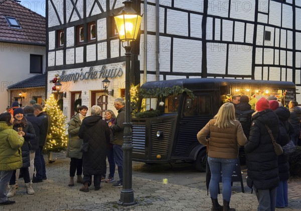 People at the decorated half-timbered house of the restaurant et Kemp'sche huus in the evening, Old Town, Kempen, Lower Rhine, North Rhine-Westphalia, Germany