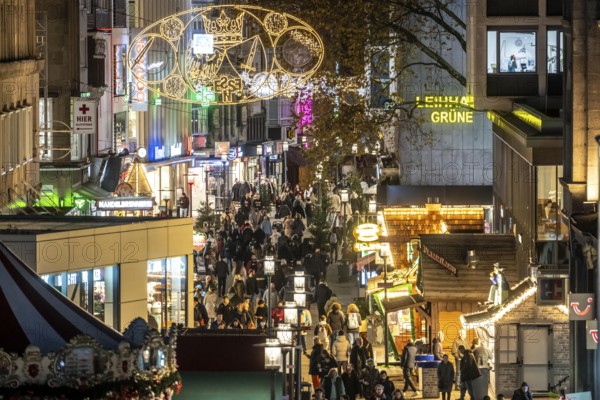 Busy shopping street in Essen, Kettwig Straße, pedestrian zone, pre-Christmas lighting Essen Light Weeks, North Rhine-Westphalia, Germany