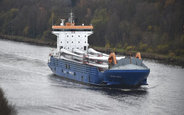 Cargo ship ROTRA VENTE sails with rotor blades for wind turbines in the Kiel Canal, NOK, Kiel Canal, Kiel Canal, Schleswig-Holstein, Germany
