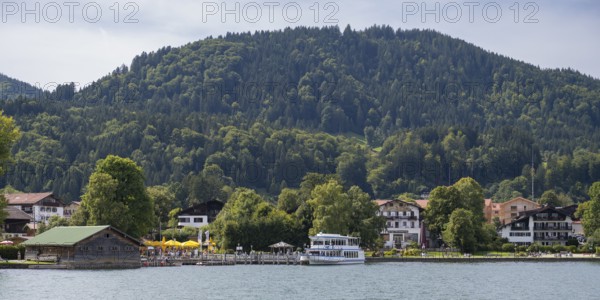 View of town, harbour with sightseeing boat, lakeside promenade, Tegernsee, Bad Wiessee, Upper Bavaria, Bavaria, Germany