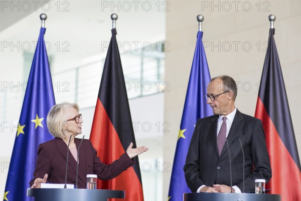 Prof. Dr. Monika Schnitzer (Chair of the Council of Experts) and Friedrich Merz (Federal Chancellor of the Federal Republic of Germany, CDU) handing over the 2025/2026 annual report entitled Creating prospects for tomorrow - do not squander opportunities from the Council of Experts to review macroeconomic development in the Federal Chancellery on 12.11.2025