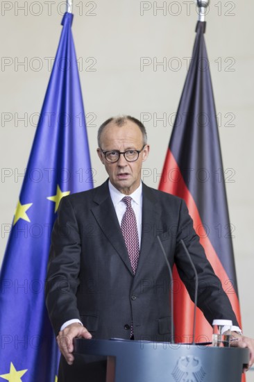 Friedrich Merz (Federal Chancellor of the Federal Republic of Germany, CDU) handing over the annual report 2025/2026 entitled Creating prospects for tomorrow - do not squander opportunities from the Council of Experts to assess macroeconomic development in the Federal Chancellery on 12.11.2025
