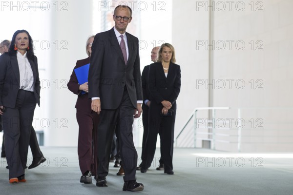Friedrich Merz (Federal Chancellor of the Federal Republic of Germany, CDU) handing over the annual report 2025/2026 entitled Creating prospects for tomorrow - do not squander opportunities from the Council of Experts to assess macroeconomic development in the Federal Chancellery on 12.11.2025