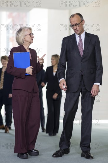 Prof. Dr. Monika Schnitzer (Chair of the Council of Experts) and Friedrich Merz (Federal Chancellor of the Federal Republic of Germany, CDU) handing over the 2025/2026 annual report entitled Creating prospects for tomorrow - do not squander opportunities from the Council of Experts to review macroeconomic development in the Federal Chancellery on 12.11.2025