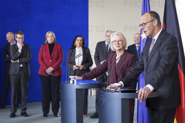 Prof. Dr. Monika Schnitzer (Chair of the Council of Experts), Friedrich Merz (Federal Chancellor of the Federal Republic of Germany, CDU) and the members of the Council of Experts handing over the annual report 2025/2026 entitled Creating prospects for tomorrow - Do not squander opportunities from the Council of Experts to review macroeconomic development in the Federal Chancellery on 12.11.2025