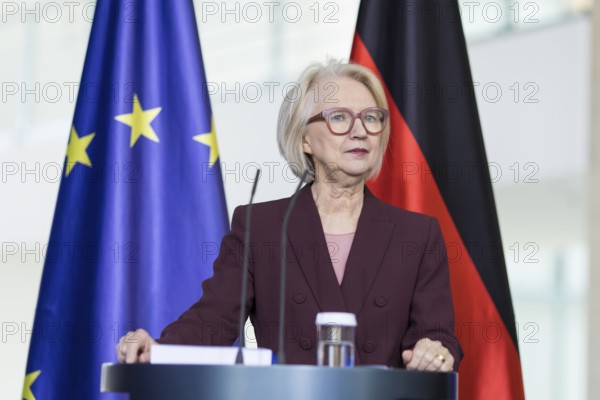 Prof. Dr. Monika Schnitzer handing over the annual report 2025/2026 entitled Creating prospects for tomorrow - Do not squander opportunities from the Council of Experts to assess macroeconomic development to Federal Chancellor Friedrich Merz at the Federal Chancellery on 12.11.2025