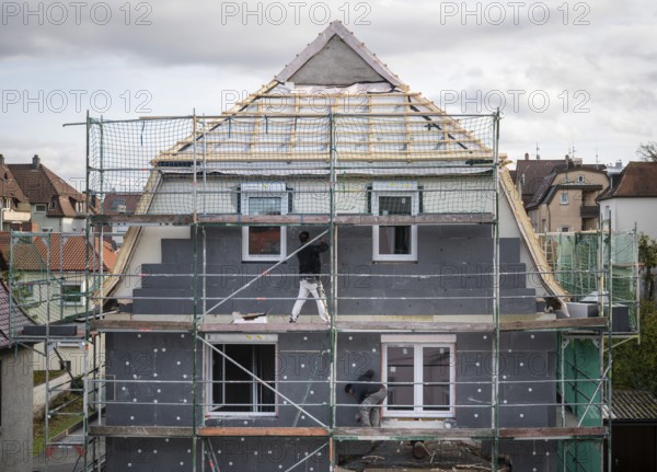 Energetic renovation of an apartment building, renovation of an old building, thermal insulation, new windows, new roof battens, scaffolding, Stuttgart