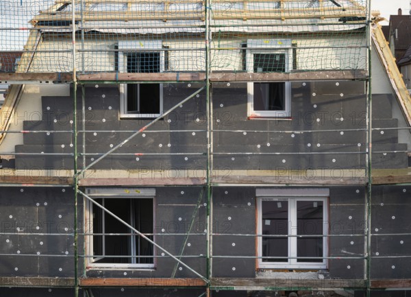 Energetic renovation of an apartment building, renovation of an old building, thermal insulation, new windows, scaffolding, Stuttgart