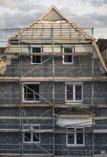 Energetic renovation of an apartment building, renovation of an old building, thermal insulation, new windows, new roof battens, scaffolding, Stuttgart